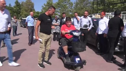 Engellilerin akülü araç heyecanı: Araçları teslim almanın mutluluğunu yaşadılar