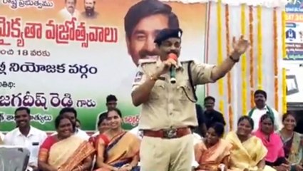 ఒక గౌరవ ఎస్పీ హోదాలో ఉండి ఇలా ఒక రాజకీయ వ్యక్తికి జై కొట్టడం అది కూడా యూనిఫామ్ లో ఉండి, ఆ ఖాకీ డ్రెస్ కి అవమానం.!!