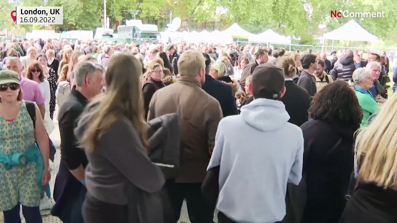 David Beckham végig állta a sort II. Erzsébet koporsójához