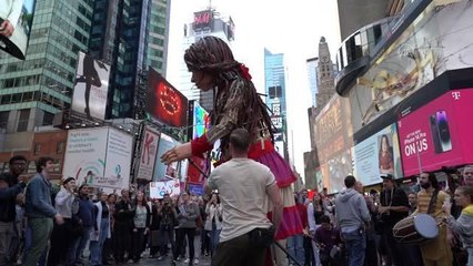 Suriyeli çocukların sesini dünyaya duyuran 3,5 metrelik "Küçük Emel" New York'ta