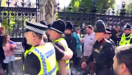 Beckham se une a la fila para despedirse de la difunta Isabel II