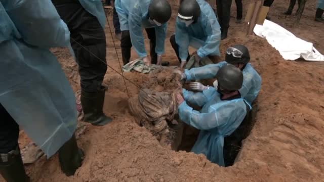 Encuentran una fosa común con 500 personas en Izium