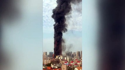 Video: Un incendio arrasa un rascacielos de 218 metros de altura en una ciudad en China