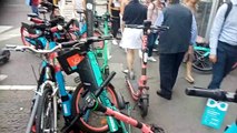 Milano, a San Babila gimkana dei pedoni tra le bici abbandonate dei servizi bike sharing