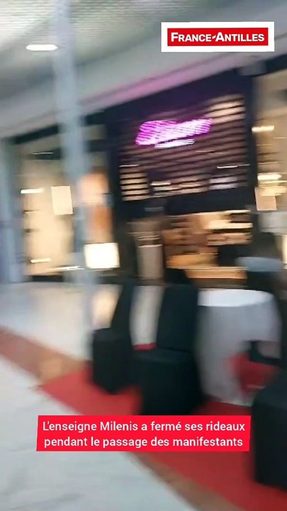 Milenis ferme ses rideaux pendant le passage des manifestations