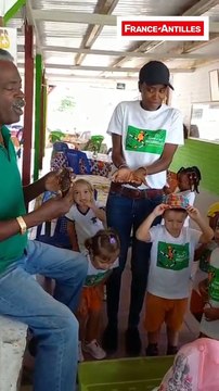 Fritz Bénon permet aux enseignants de toucher aux crabes