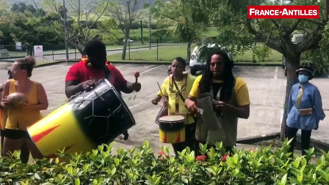 Mariage burlesque Ehpad Trois-Îlets