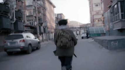 An Elephant sitting still Bande-annonce (ES)