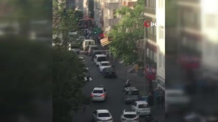 Küçükçekmecede maganda terörü: Kırmızı ışıkta geçip çarptığı öğrenciyi böyle dövdü