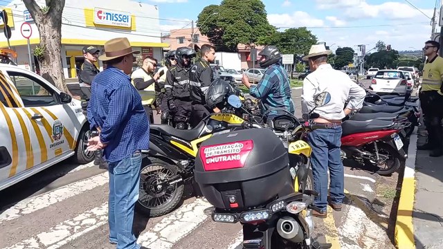 Abordagem a condutor no centro de Umuarama gera polêmica e resulta em apreensão de moto irregular