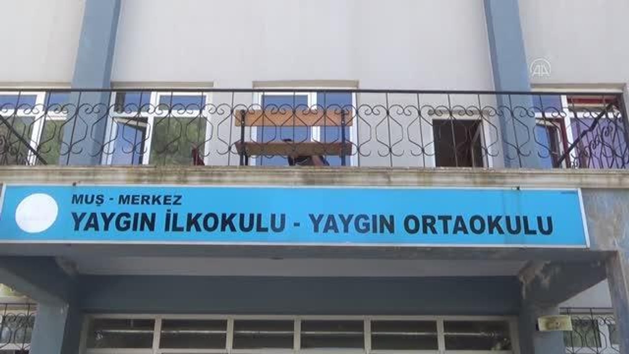 Okullara yardımcı kaynak kitap dağıtıldı