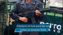 Militares prestan arma de fuego a asistentes al desfile del 16 de septiembre