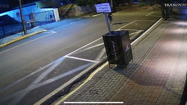 Câmeras flagram suspeito quebrando vitrine de loja em Apucarana