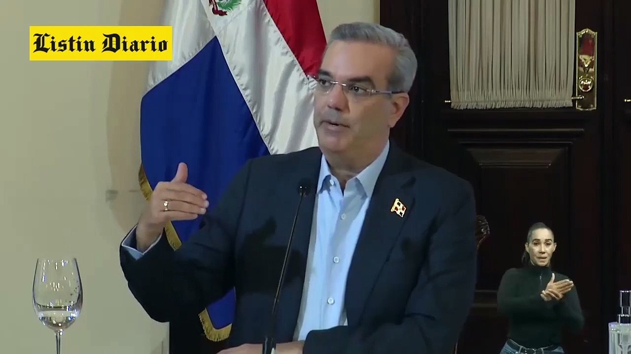 Presidente se molesta y dice hay políticos interfiriendo en avance de construcción de verja perimetral
