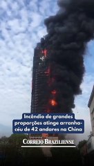 Incêndio de grandes proporções atinge arranha-céu de 42 andares na China