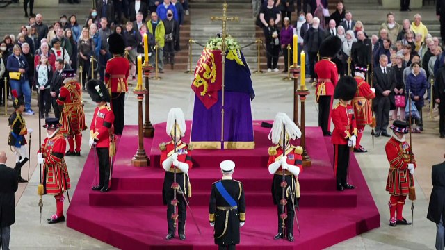 Carlos III y sus hermanos velan el féretro de su madre en Londres