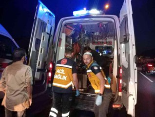 Son dakika haberi: TEM Otoyolu'nda kontrolden çıkan otomobil önce otomobile sonra hafriyat kamyonuna çarptı: 4 yaralı