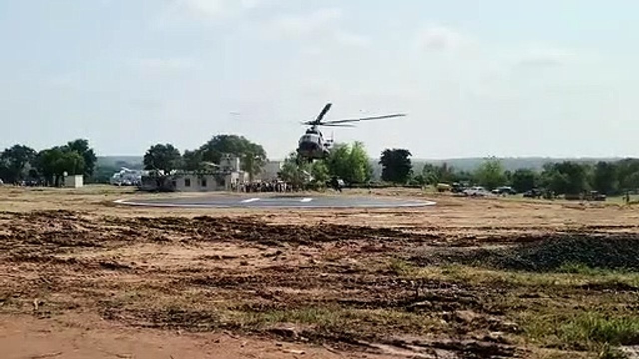 भारतीय वायु सेना के हेलिकॉप्टर की मदद से 8 चीतों को कूनो नेशनल पार्क लाया गया।