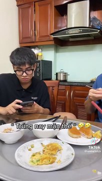 Ông bố vừa khóc vừa cười khi nhìn thấy giấy báo trúng tuyển