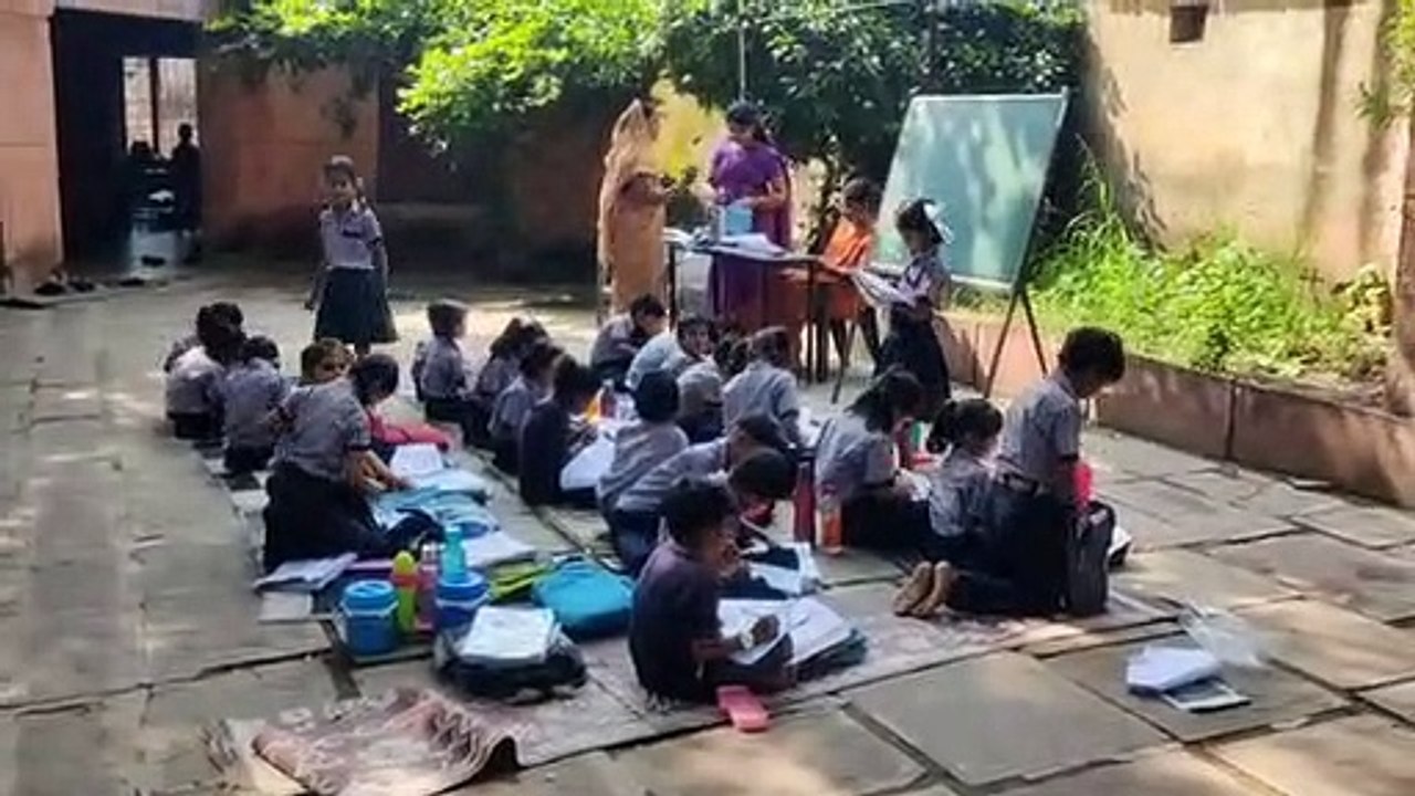 Video : विद्यालय में कक्षा कक्षों को टोटा, पेड़ के नीचे बैठकर पढऩे की मजबूरी