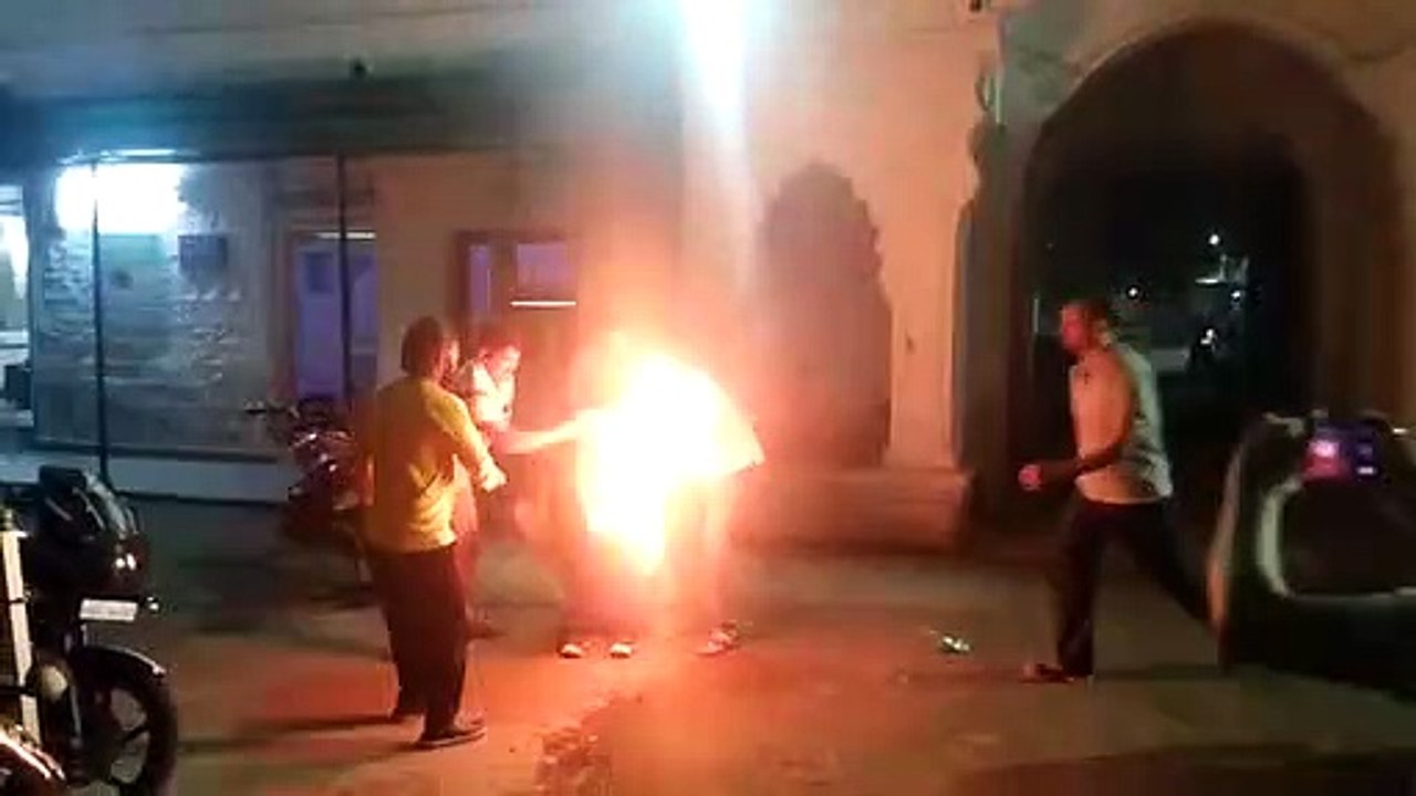 नयापुरा थाने में आत्मदाह का प्रयास करने वाले राधेश्याम की पत्नी बोली.. कहीं से उम्मीद नहीं दिखी तो क्या करते....
