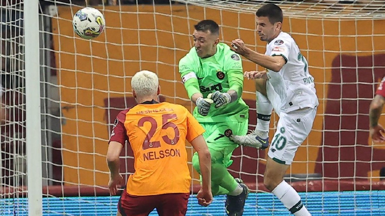 Okan Buruk'tan taraftarın Muslera'ya gösterdiği tepkiye yorum