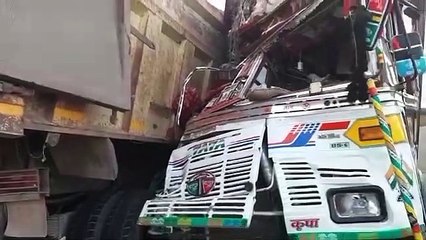 डंपर और प्याज से भरे ट्रक में भिडंत, तीन घायल