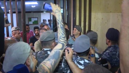 ثورة غضب بوجه بنوك لبنان..5 بنوك تم اقتحامها في يوم واحد