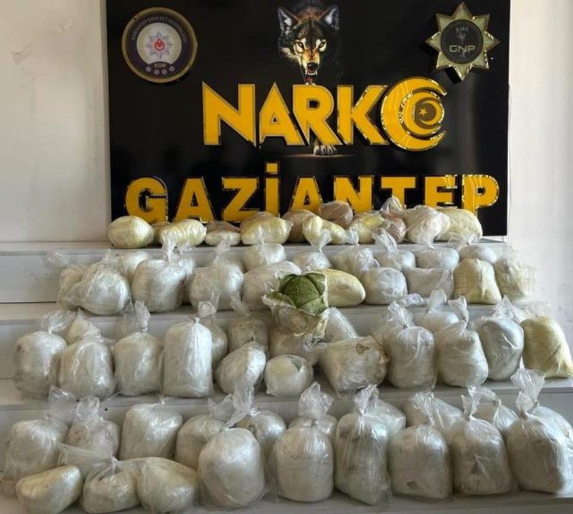 Boruların içine gizlenmiş 128 kilo 900 gram toz esrar ele geçirildi