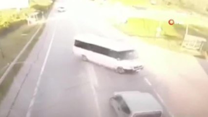 Son dakika haber... Sakarya'da 3 kişinin yaralandığı kaza anı kamerada