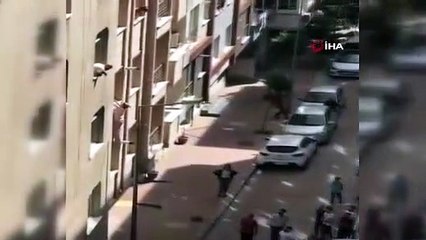 Korku dolu anlar kamerada: Pencerede sarkık halde kaldı!