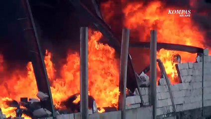 Pabrik Kertas dan Plastik di Malang Ludes Terbakar