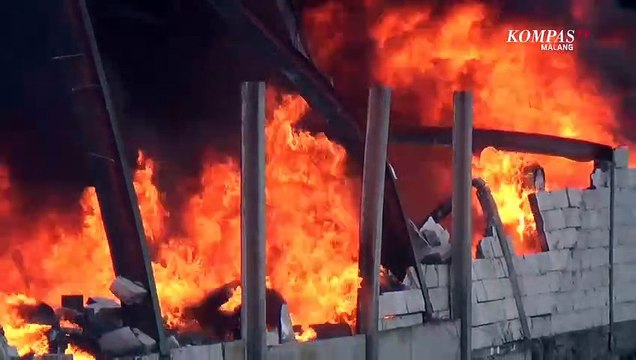 Pabrik Kertas dan Plastik di Malang Ludes Terbakar