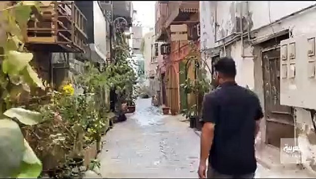 نجار سعودي يروي تجربته في تحويل جذوع الأشجار إلى تحف فنية