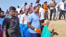 पीएम मोदी के जन्मदिन पर मंत्री ने की समुद्र तट पर सफाई