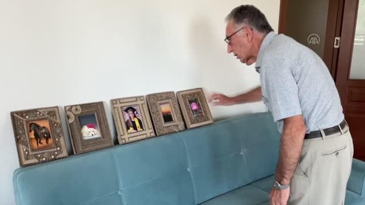 Emekli öğretmen atık karton parçalarından fotoğraf çerçevesi yapıyor