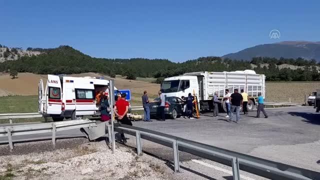 Kamyonla çarpışan otomobildeki 3 kişi yaralandı