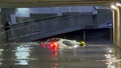 Dramático rescate de un hombre de dentro de su coche hundido en Mataró