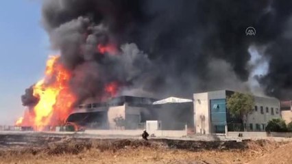 Son dakika haber... Torbalı ilçesinde bir kozmetik fabrikasında yangın çıktı