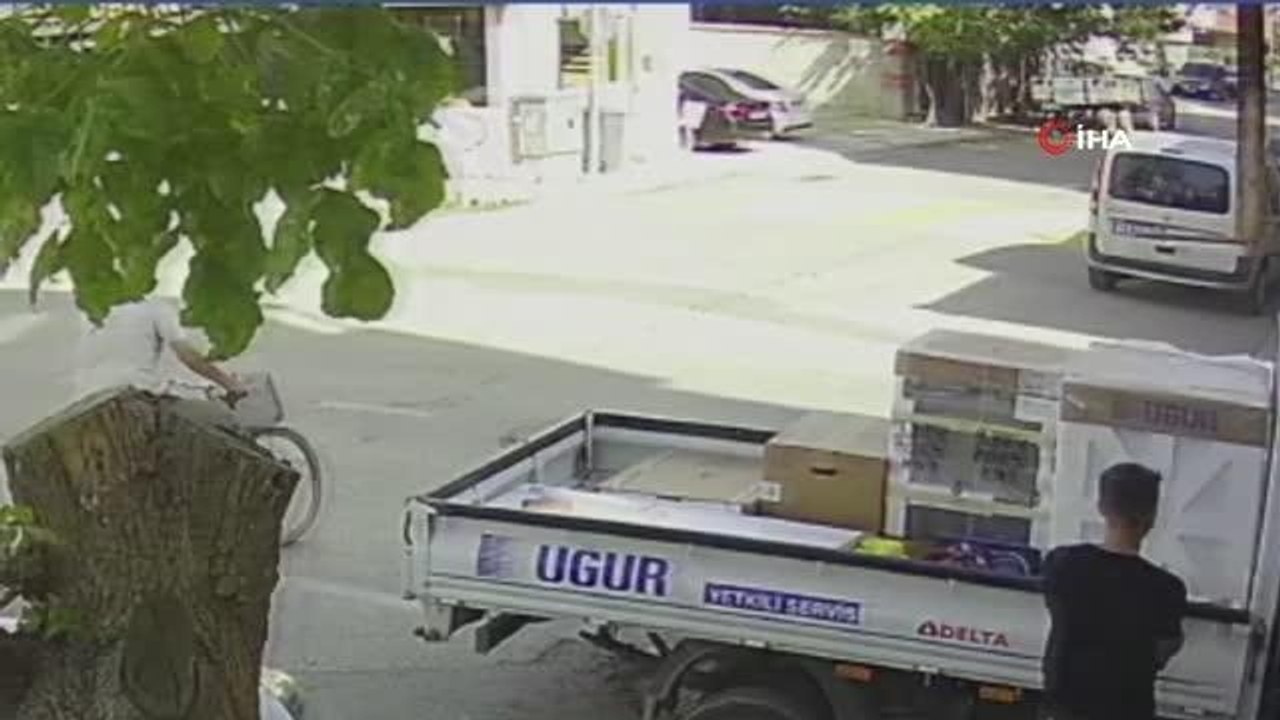Motosikletin çarptığı bisikletli yaralandı... O anlar kamerada