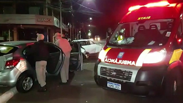 Corsa e Ônix colidem em cruzamento e socorristas do Siate são acionados, no centro de Cascavel