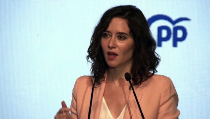 Ayuso señala a Feijóo como la alternativa a los "hombres blandengues" que personifica en Pedro Sánchez