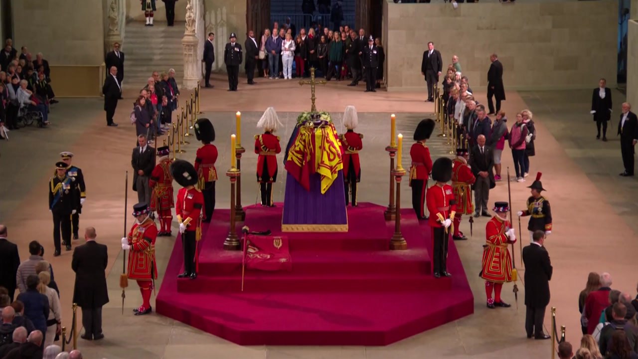 찰스 3세 국왕 등 네 자녀 엘리자베스 2세 여왕의 관 지켜 / YTN