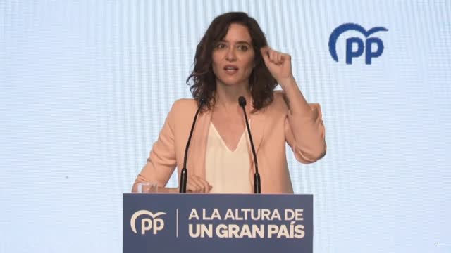 Ayuso se mofa de las críticas a Feijóo y al cambio de criterio del PP en Bruselas