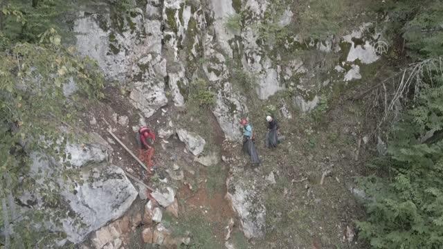 Van haber... KASTAMONU - İple Çatak Kanyonu'na inip cam terasın altında çevre temizliği yaptılar