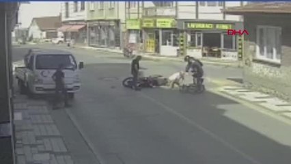 Son dakika haberi! MOTOSİKLETİN ÇARPTIĞI BİSİKLETLİ YARALANDI; KAZA KAMERADA