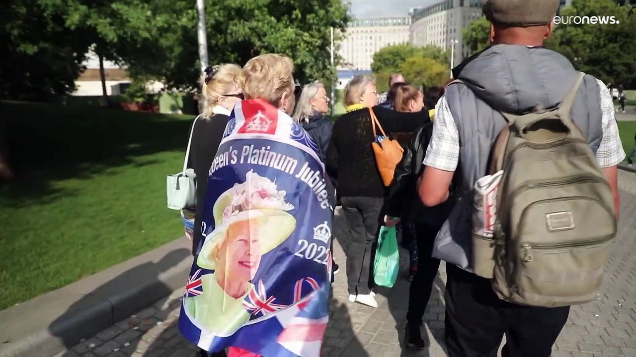 'The Queue': Schlange stehen und gesehen werden, manch einer stellt sich zweimal an