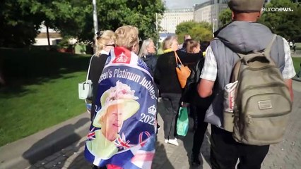 Le autorità: "Non venite a Londra". 24 ore di coda, ma l'amore per Sua Maestà è senza limiti