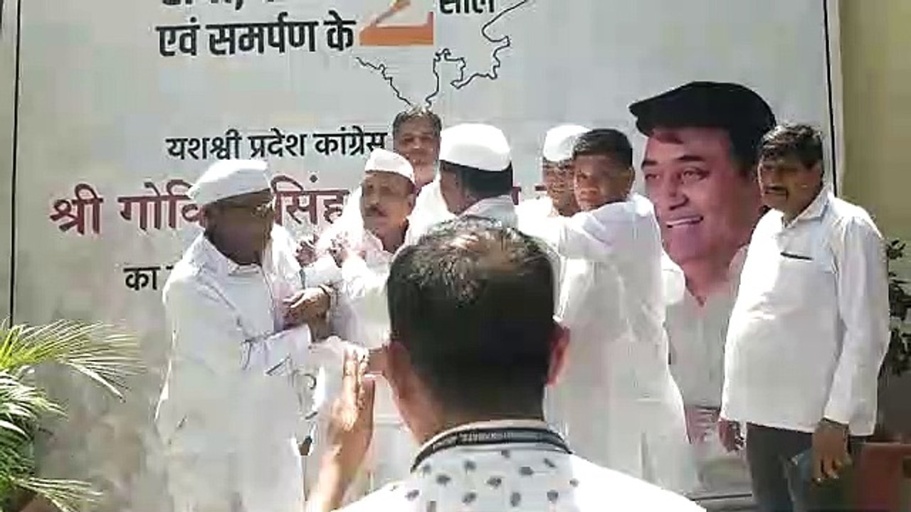 आपस में उलझे कांग्रेस सेवा दल के कार्यकर्ता, हुई धक्का-मुक्की, Video Viral
