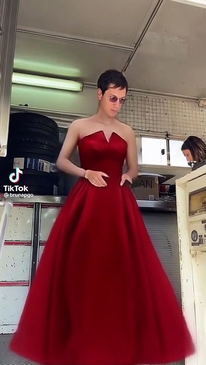 Bruna Gomes mostra Bernardo Sousa usando vestido
